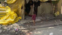 Migrants living in kutcha huts in the shadows of construction sites (Photo - Parikshit Nirbhay, 101Reporters)