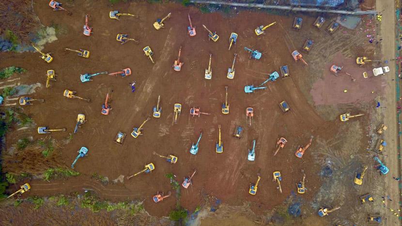 Chinese central and local authorities in Wuhan have built a 1000-bed hospital in a mere 10 days, and are building another one.