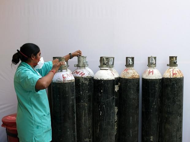 Delhi:  Small Hospitals Grapple with Limited Oxygen Supply for COVID-19 Patients