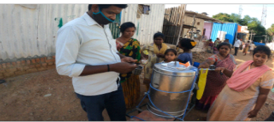 One of the local residents provides free tea to the Narikuravar people every morning.