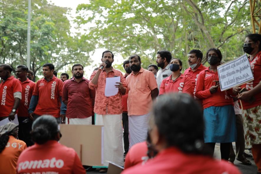 Shiju Khan, district secretary, DYFI addresses Zomato and Swiggy delivery workers during the Raj Bhavan march. (Courtesy: Jyothish).