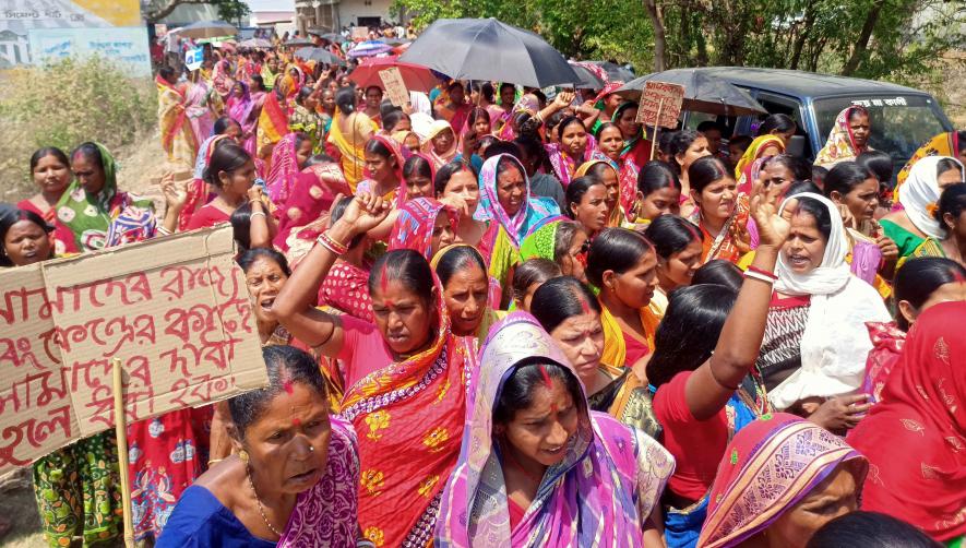 Protest by affected women of self help groups at Sonamukhi Manik Bazar demanding waiver of fake loans and punishment of criminals.