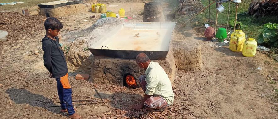 Making jaggery by elderly Aakkar aali Mondal. His grandson observed it.