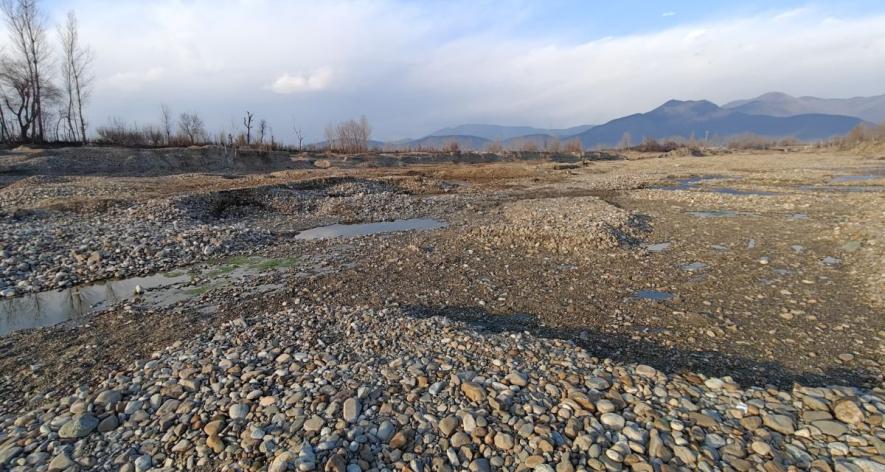 Over the last few years, there has been very low snowfall, higher precipitation instead of snowfall, and higher temperatures in summer, triggering faster melting of glaciers and snow (Photo - Khursheed Ahmad Shah, 101Reporters)