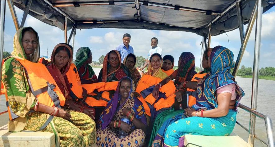 Women are on their way to plant mangrove saplings (Photo - Rakhi Ghosh, 101Reporters).