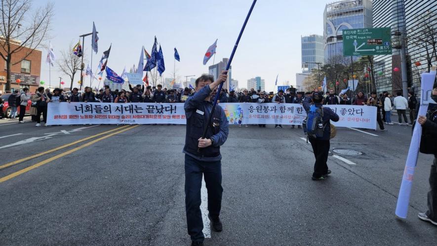 Koreans celebrating the removal of Yoon from his post. Photo: KCTU