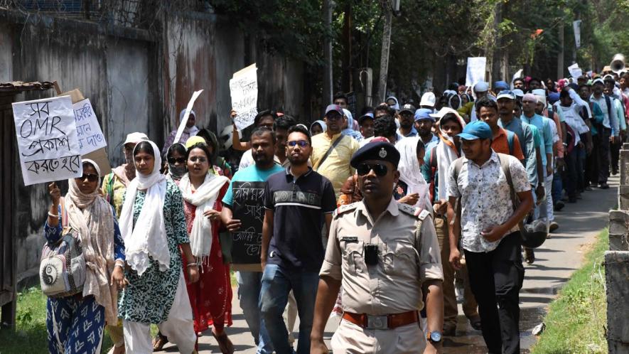 Teachers and non-teaching staff are marching towards the DI office of Bankura.
