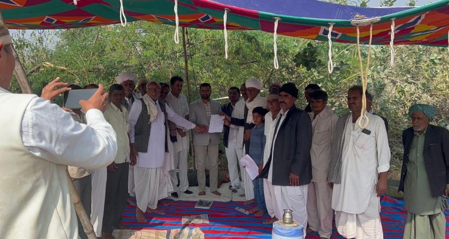 Affected villagers informing the Tehsildar about their problems at the protest site (Photo - Satish Malviya, 101Reporters).