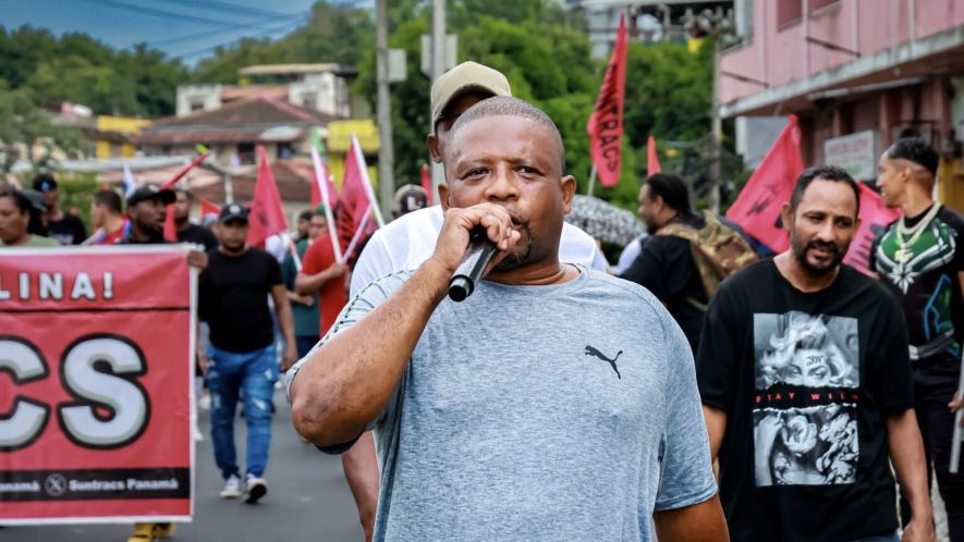 Panamanian worker on the streets as part of the national strike. Photo: SUNTRACS