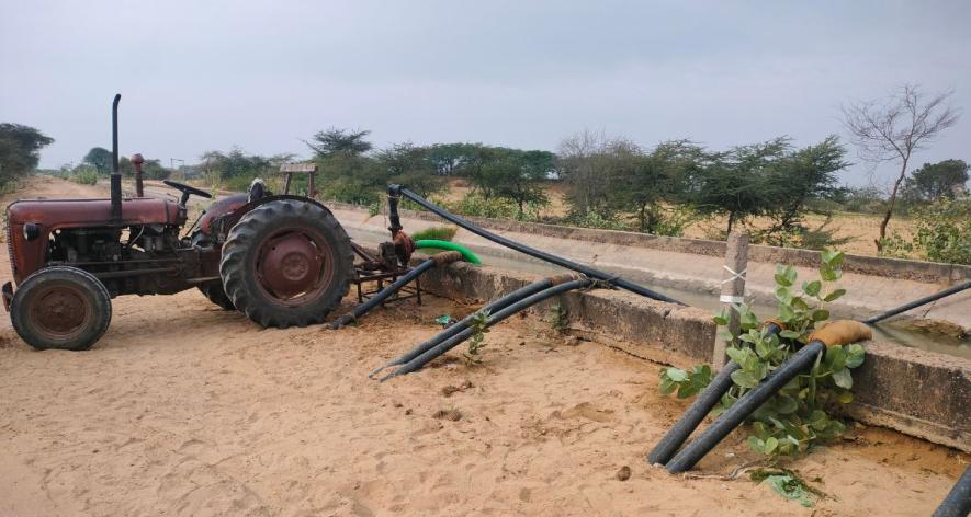 Water theft using a tractor pump from the canal (Photo - Satish Malviya, 101Reporters).jpg