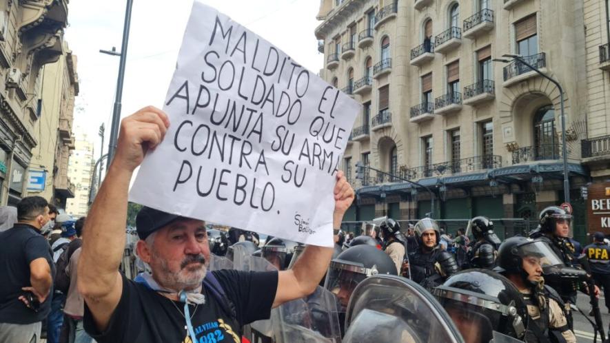 “Damned is the soldier who turns his arm on the people” reads a placard at the retirees protest on Wednesday, May 14 in Buenos Aires. Photo: UTEP