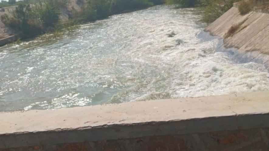 Overflow of water being released from the main Narmada canal into the Luni River (Photo - Satish Malviya, 101Reporters)
