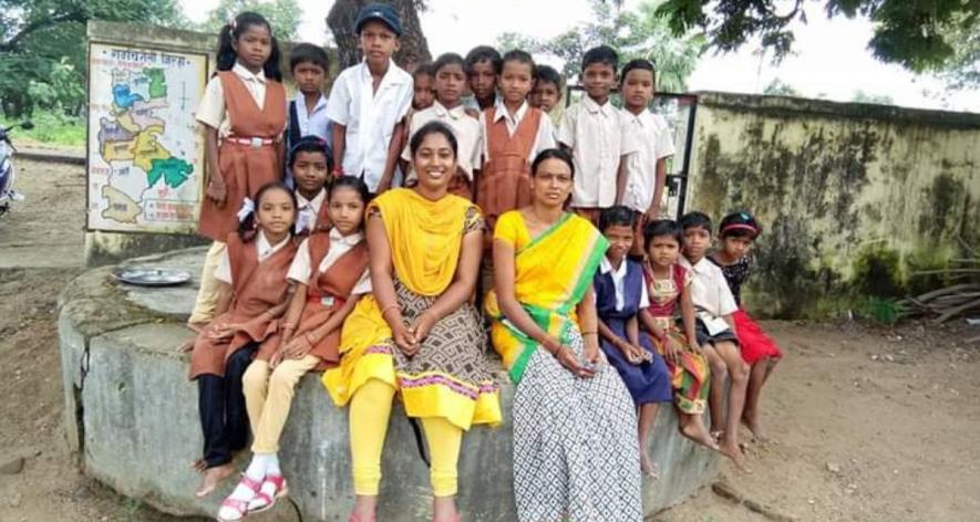 Prajakta Pedapalliwar from Aheri with kids (Photo - Sanjana Khandare, 101Reporters).