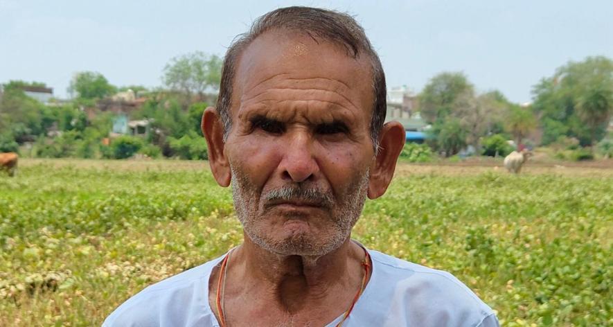 Maharaj Meena at his farm (Photo - Sanavver Shafi, 101Reporters) .jpg