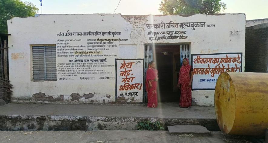 Outside the ration shop in Burhanpur (Photo - Sharik Akhtar Durrani, 101Reporters).