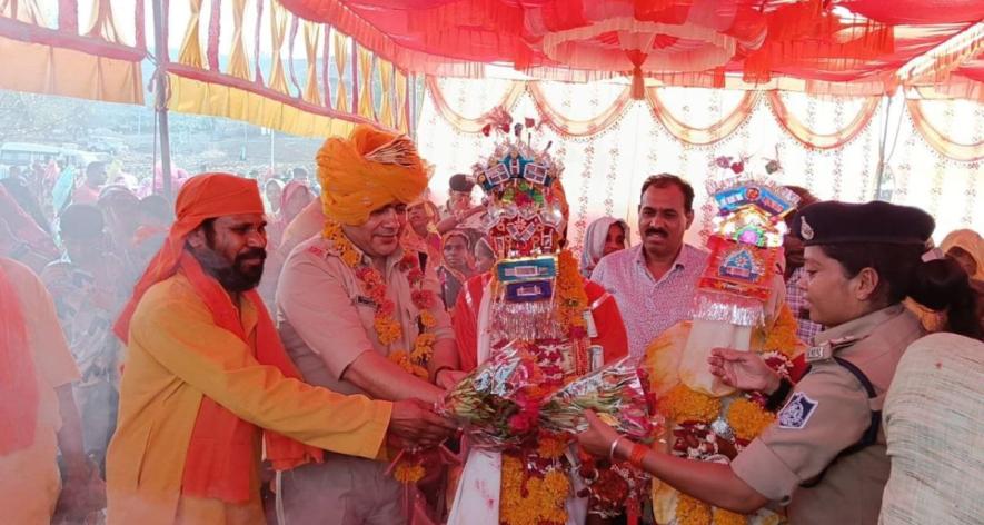 SP attending one of the wedding ceremonies (Photo - Laxmikanta Joshi, 101Reporters).