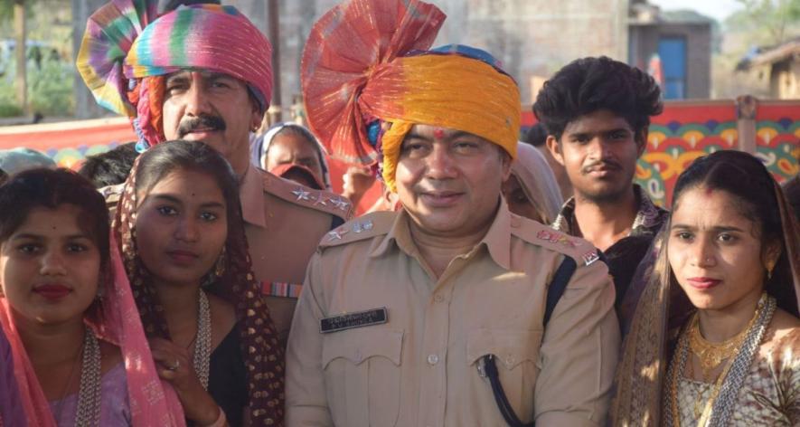 SP with the villagers in Jhabua (Photo - Laxmikanta Joshi, 101Reporters).