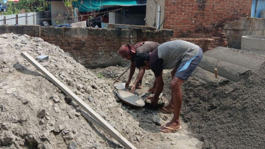 Workers battling the heat along with mental health (Photo - Jamsheena Mullappatt, 101Reporters)