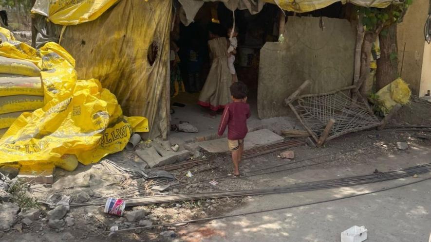 Migrants living in kutcha huts in the shadows of construction sites (Photo - Parikshit Nirbhay, 101Reporters)