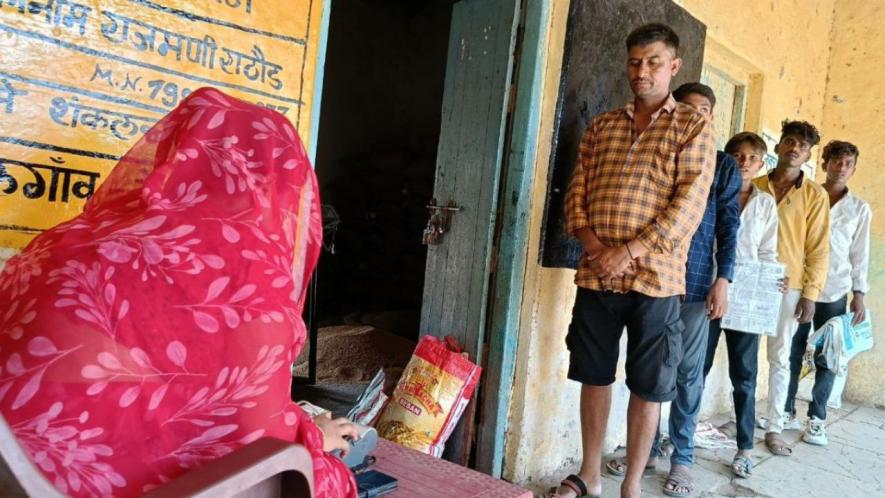 Queue at the ration shop (Photo - Sharik Akhtar Durrani, 101Reporters)