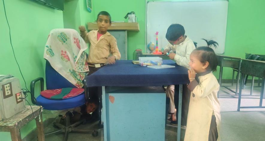 Kids in the classroom with no teacher (Photo - Surinder Kumar, 101Reporters).