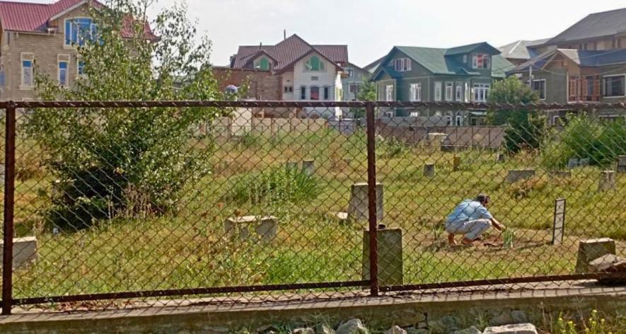 Unrecognised as formal workers, gravediggers are invisible to state healthcare (Photo - Parsa Tariq, 101Reporters).