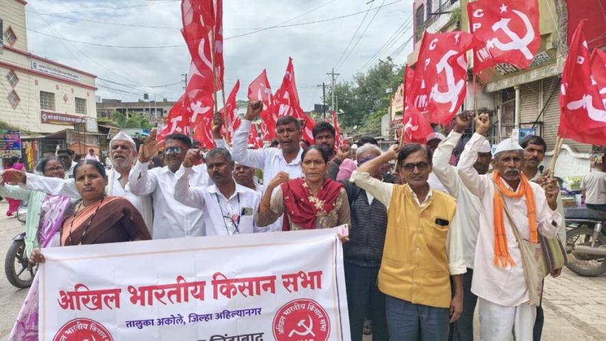 Farmers participating in a demonstration on September 3, organized by Maharashtra Kisan Sabha condemning the Modi government's suspension of cotton tariff. Photo: AIKS / X