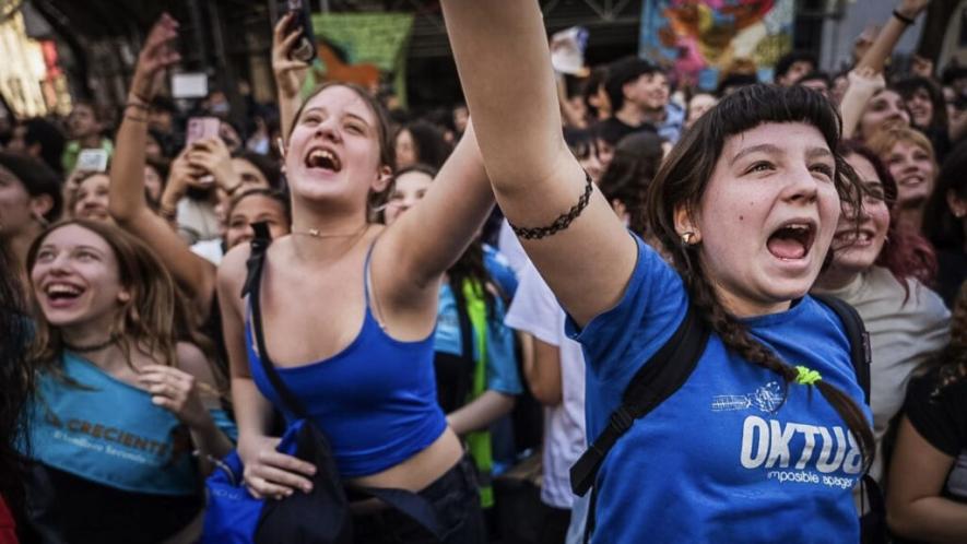 High school students prepare to participate in the Federal University March. Photo: @santi.oroz para @elgritodelsur