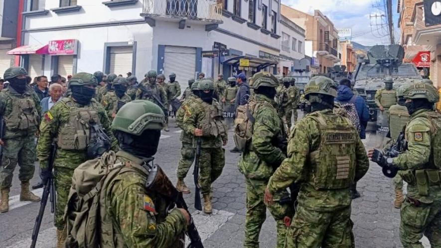 The National Police and the Army have not hesitated to use force to clear the roads and disperse the protesters. Photo: CONAIE