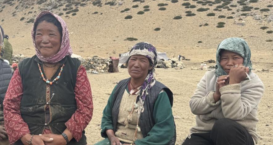Kunzes Dolma along with other nomadic women (Photo - Safeena Wani, 101Reporters).