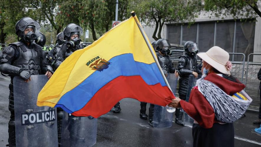 Protester in Quito on October 12, 2025. Photo: Alexander Crespo / Centro Nuestroamericano