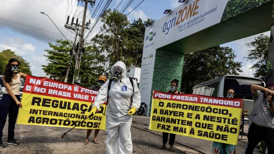 Protesters denounced the contamination of the Cerrado by pesticides at the entrance to COP30's Agrizone. More than 70% of the pesticides used in Brazil are used in the Cerrado, many of which are banned in Europe. Photo: Oliver Kornblihtt / Mídia NINJA
