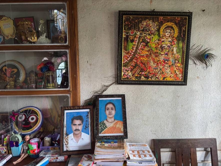 Portrait of Hemanta and Malabika Guchait from Balipur village in Tarkeshwar block (Below)(Photo - Subhrajit Sen, 101Reporters).jpg